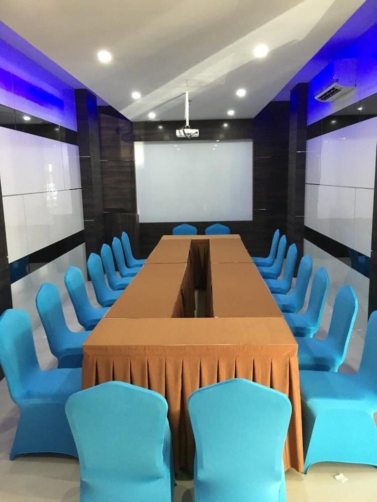Os Hotel Airport Batam Kültér fotó